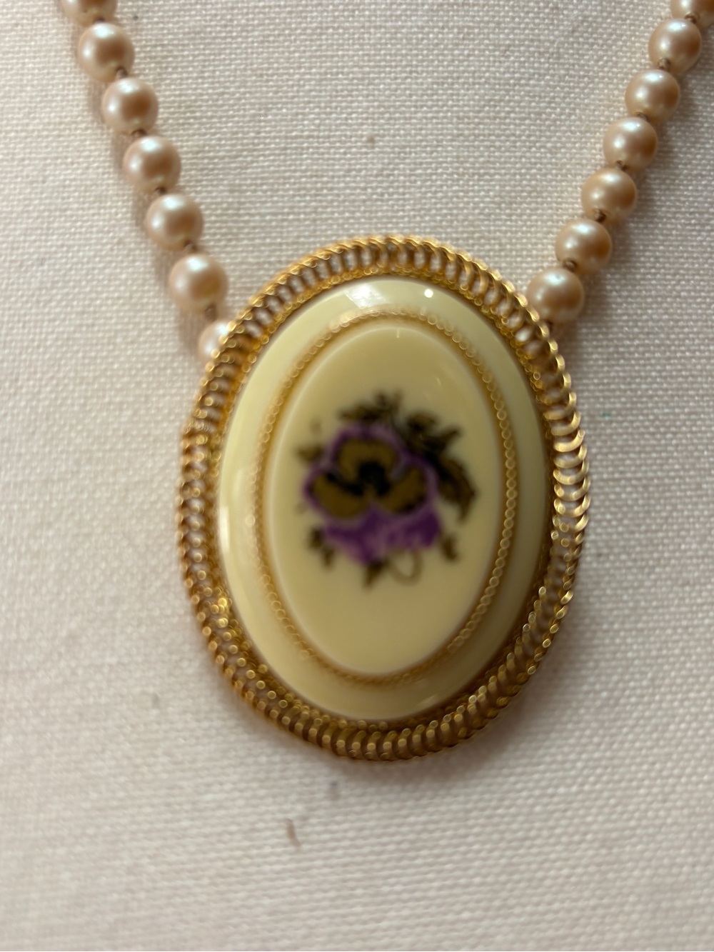Vintage-Inspired Cream Pearl Necklace with Gold Floral Pendant - Picture 3 of 8